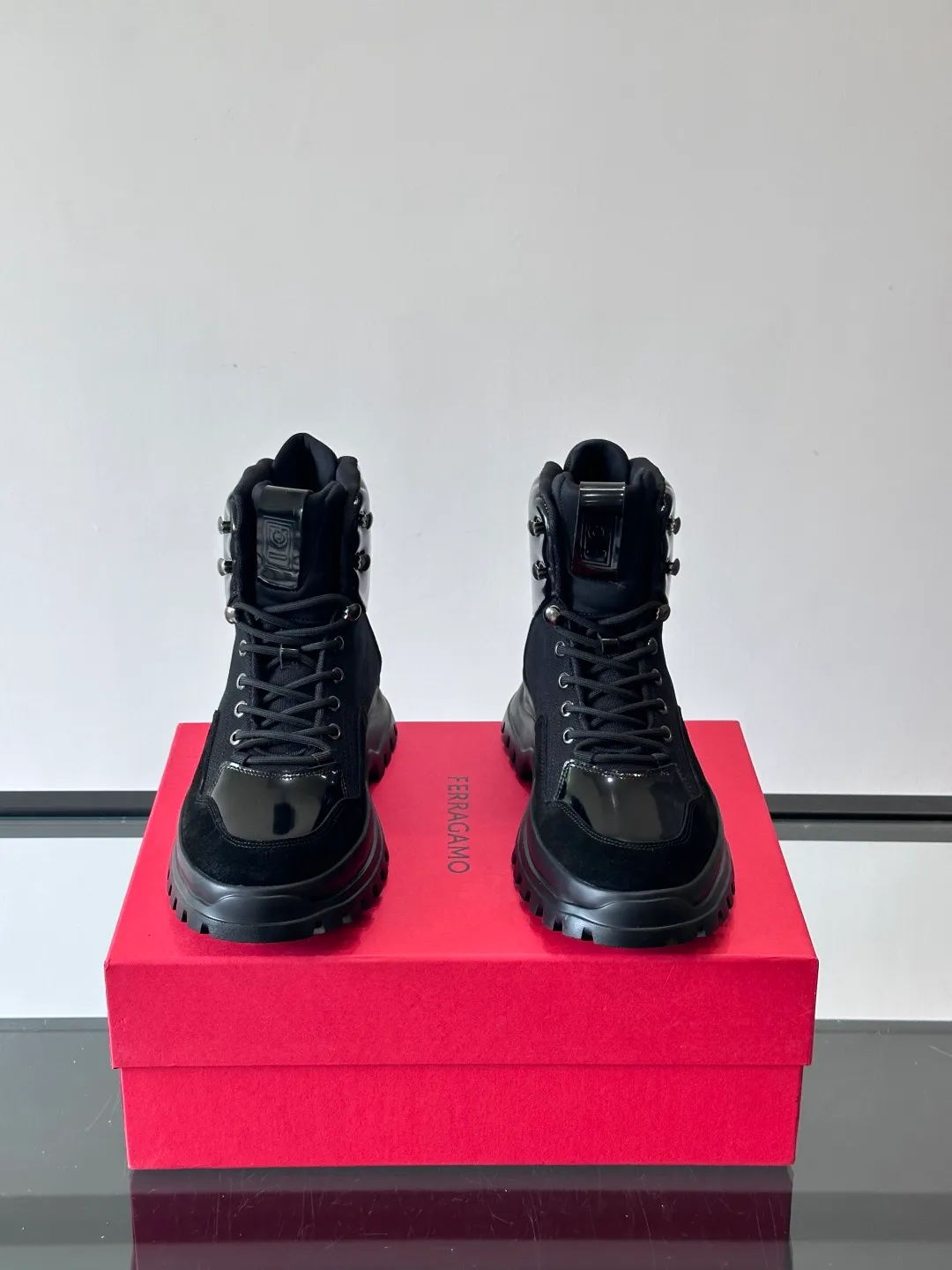 Men's shoes 💰960 Ferragamo's thick-soled lace-up short boots are made of suede + fabric splicing. They have a delicate texture and are breathable. The black rubber thick soles are wear-resistant and have strong traction. They can be worn every day outdoors! The shoelaces are super vibrant and the metal fastener details are perfect. The boot shaft is adjustable, comfortable and stable to wear. It goes well with workwear style or casual style in autumn and winter. It is warm and fashionable. It is suitable for outdoor activities or daily commuting! size: 39-44 (customized at 38.45.46)
